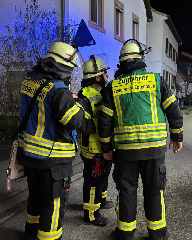 🚨Alarmmeldung um 19:15 Uhr: F3 Gebäude – Wolfstraße 7 in Spechbach 🚒